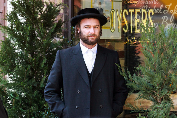 Liev+Schreiber+wears+Hasidic+ringlets+traditional+y0eRuOW_p1Ml